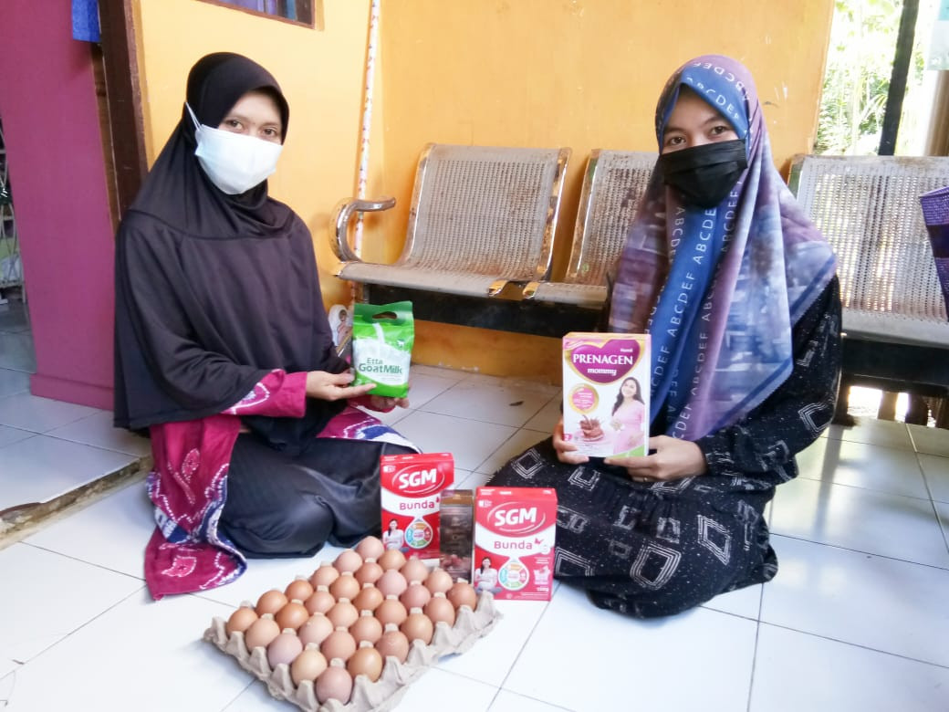 poto kegiatan pemberian PMT untuk ibu hamil di desa Tuhuran